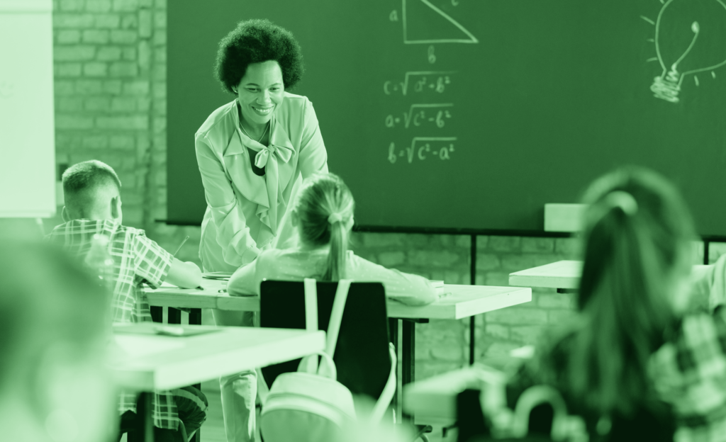 Insegnante fa lezione ai bambini