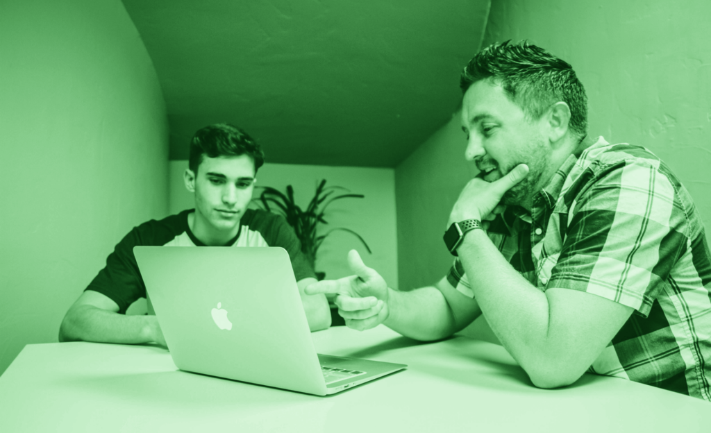 Immagine di un educatore che spiega delle nozioni a un ragazzo