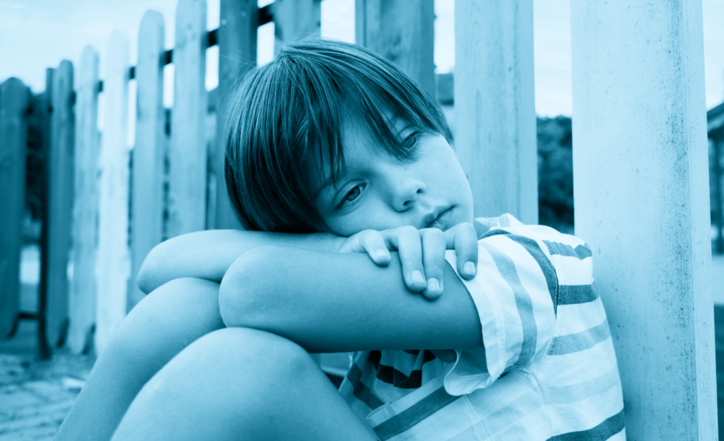 Immagine di un bambino pensieroso e triste.