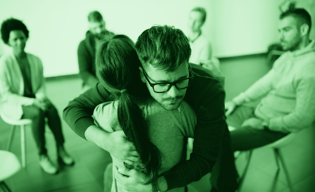 Immagine di un ragazzo che abbraccia un'altra ragazza vittima di bullismo